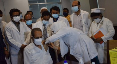 টিকা নিলেন প্রধানমন্ত্রীর চাচা শেখ কবীর হোসেন